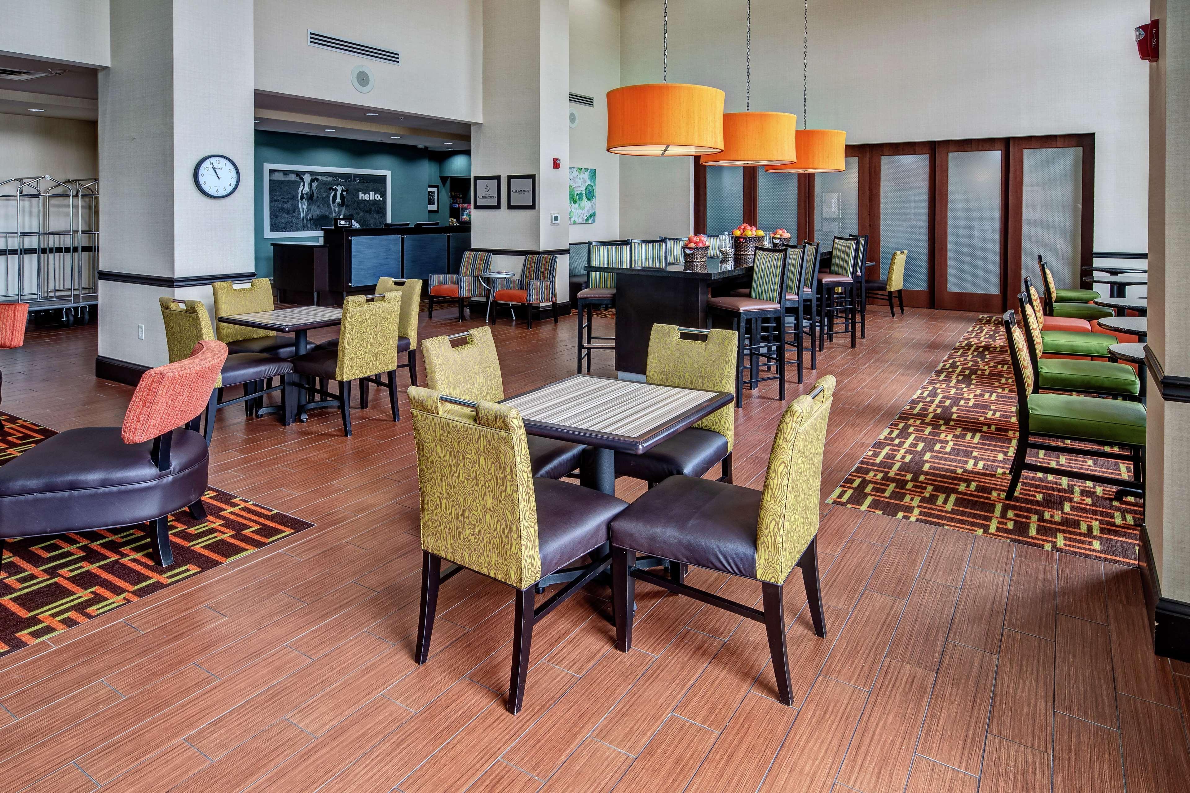 Hampton Inn & Suites Кларксвилл Экстерьер фото